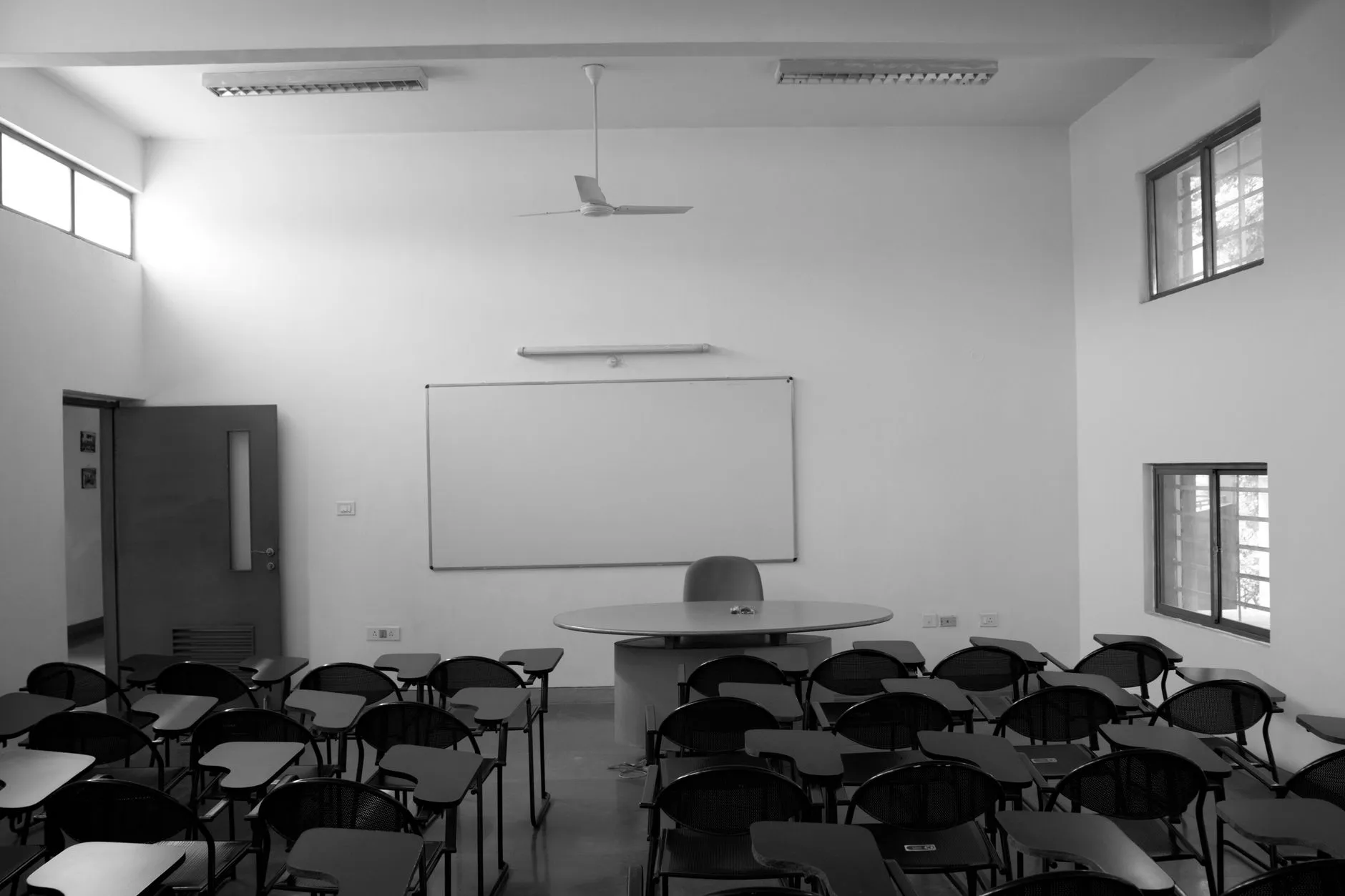 东莞中小企业代理记账与自聘会计的成本效益对比分析