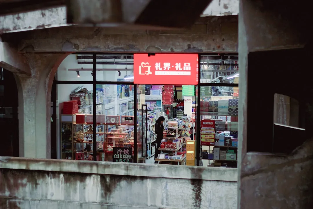 东莞中小企业代理记账与自建财务团队的成本效益对比分析